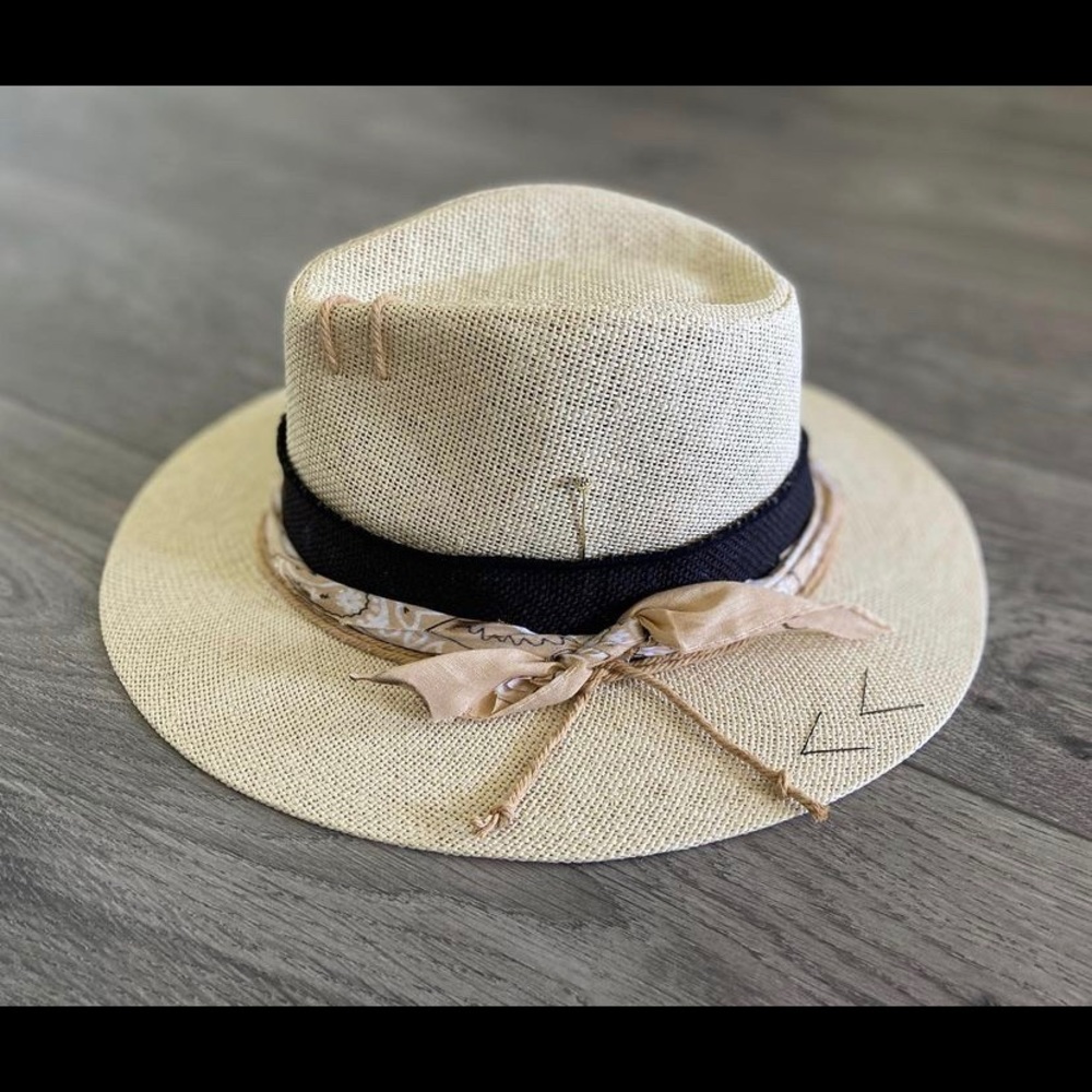 Rue Des Martyrs Hat